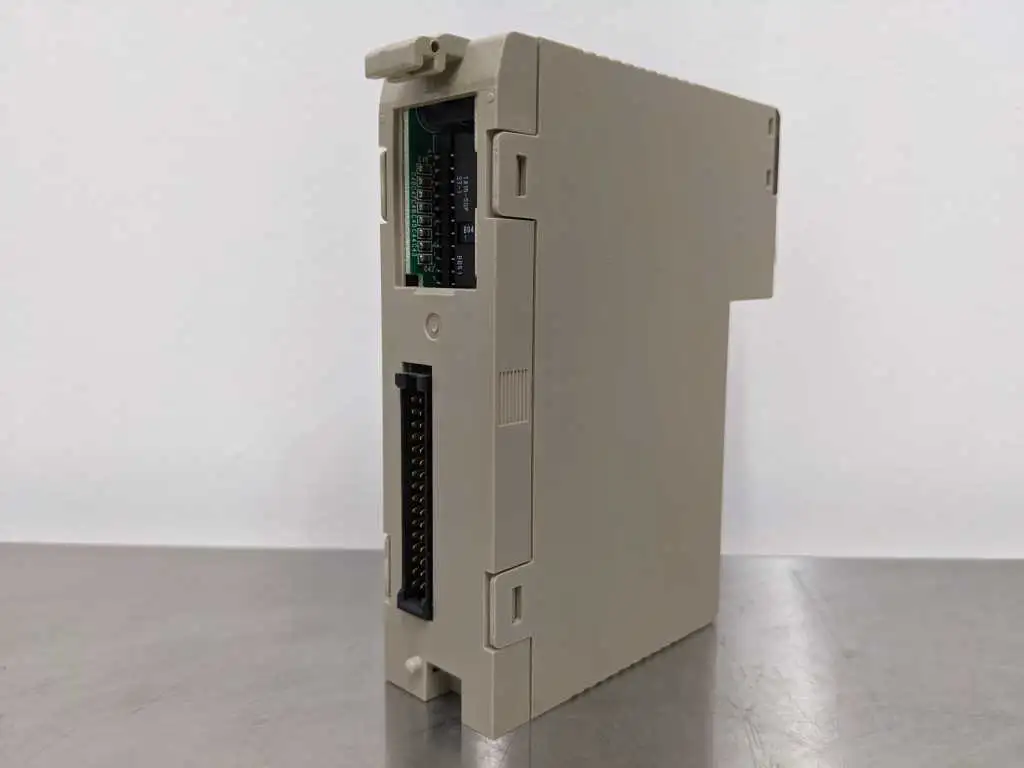 Omron C200H-OD219 Output Module 24, VDC 0.1A/point, 6.4A/unit - Image 4