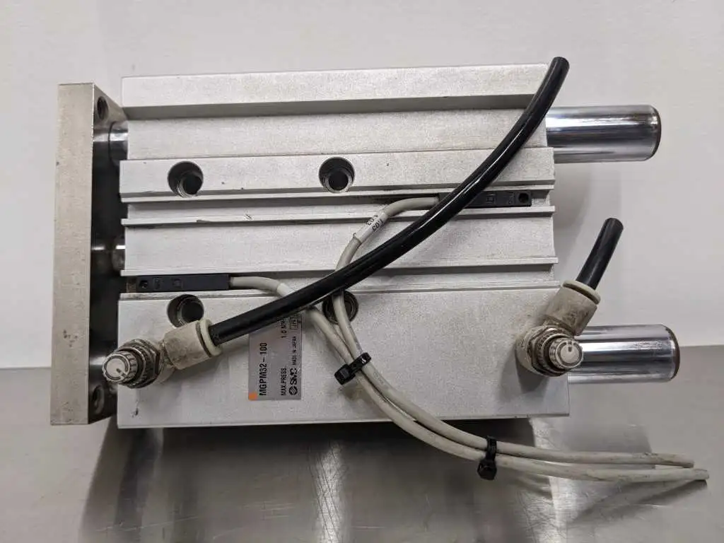Cilindro Pneumatico Sottile SMC MGPM32-100, Nuovo, Modello MGPM32-100, Spedizione Inclusa