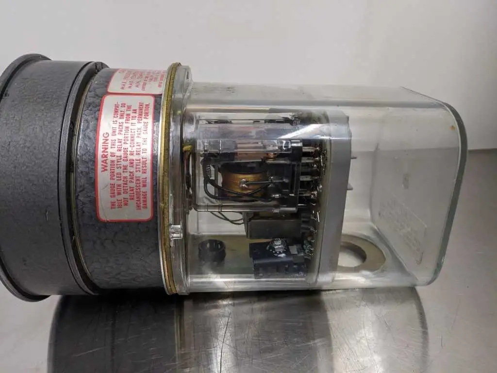 Dwyer 3080 Photohelic Pressure Switch Gage 25 PSIG - Image 4