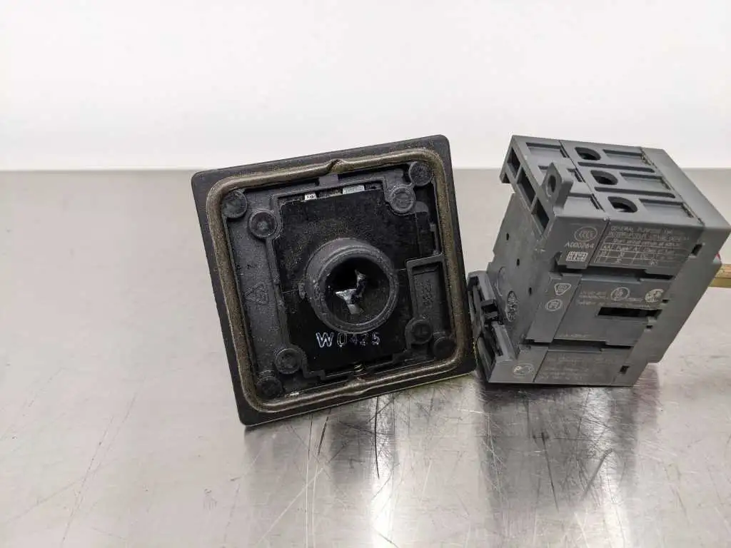 ABB OT16E3 Disconnect Switch 3, 5, 10HP 200, 208, 240, 480, 600 600 VAC 16A - Image 5
