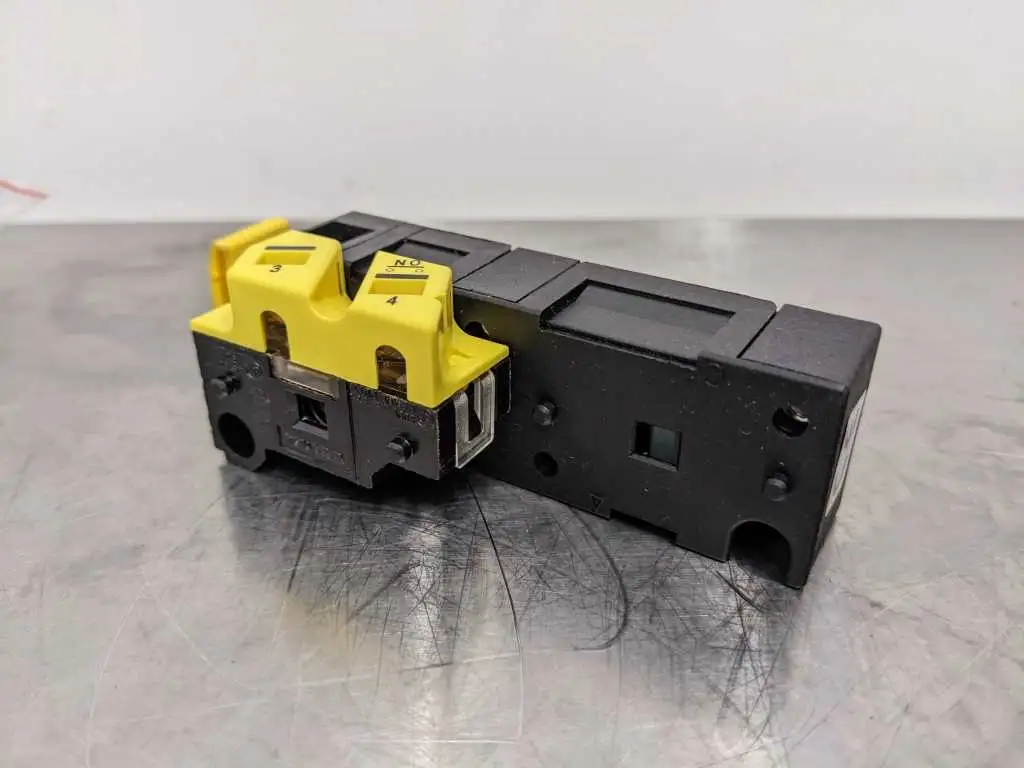 General Electric 105CI10 CEMA Interlock Switch - Image 2