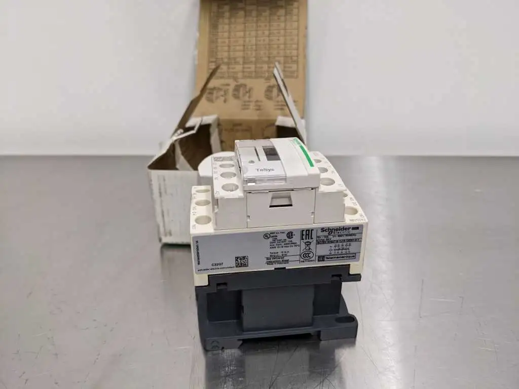 Schneider Electric CAD32G7 Control Relay 50/60 Hz 120V - Image 3