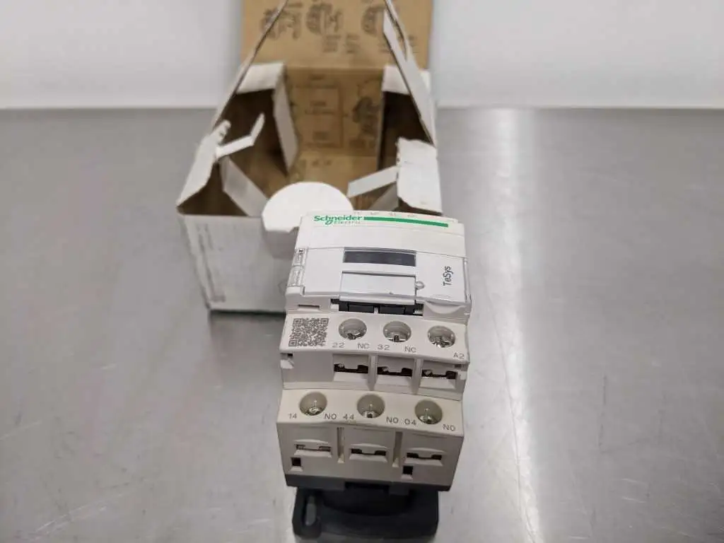 Schneider Electric CAD32G7 Control Relay 50/60 Hz 120V - Image 4