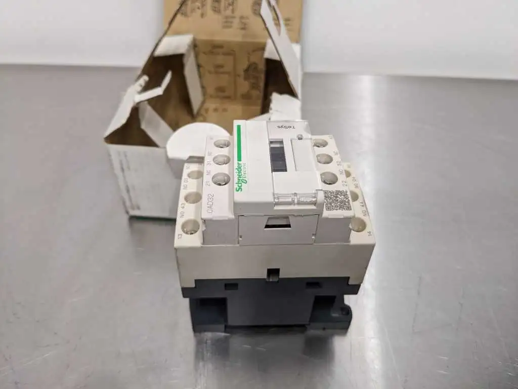 Schneider Electric CAD32G7 Control Relay 50/60 Hz 120V - Image 5