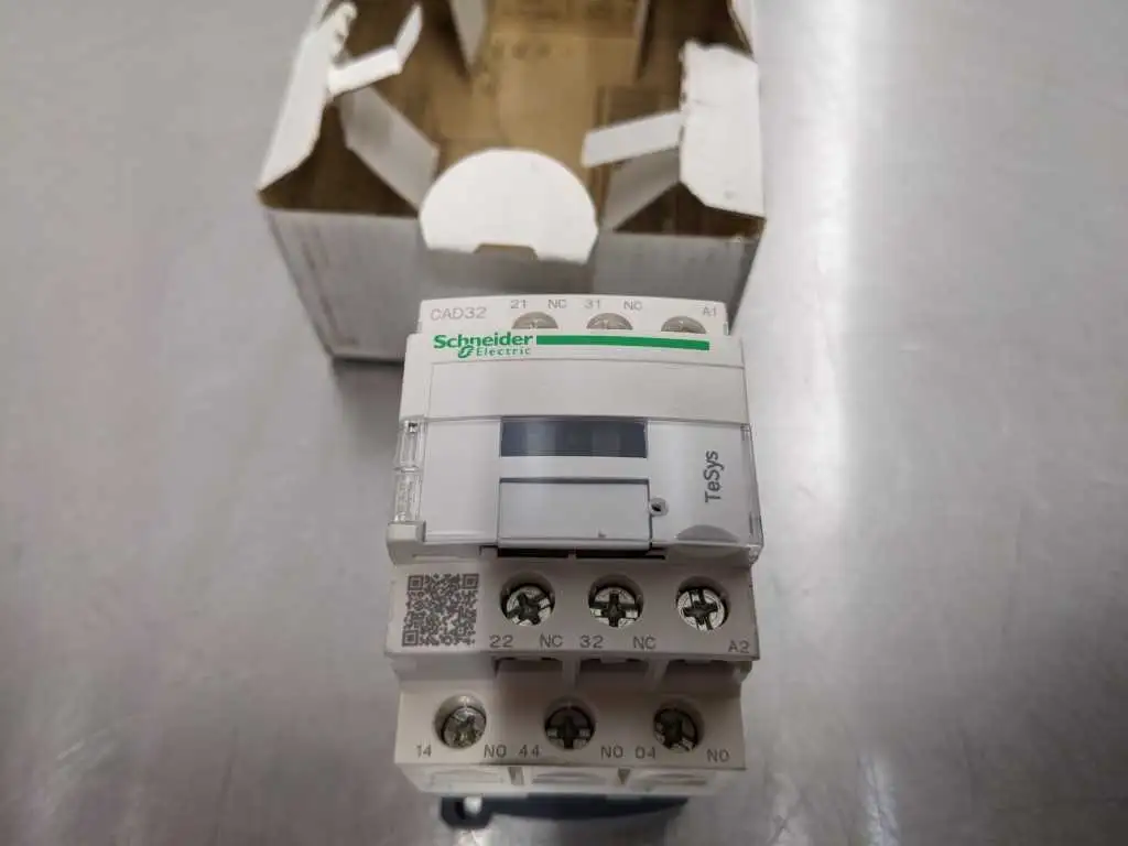 Schneider Electric CAD32G7 Control Relay 50/60 Hz 120V - Image 6