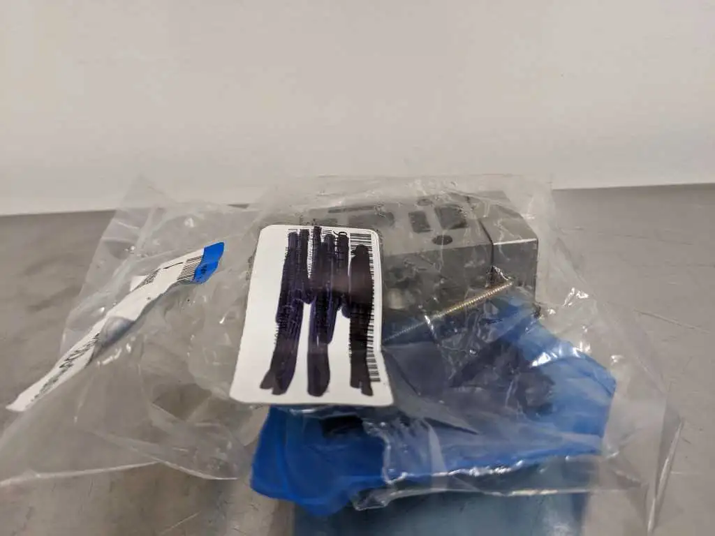 SMC V3108-001G-X47 Pilot Valve 100VAC for CV3 - Image 4