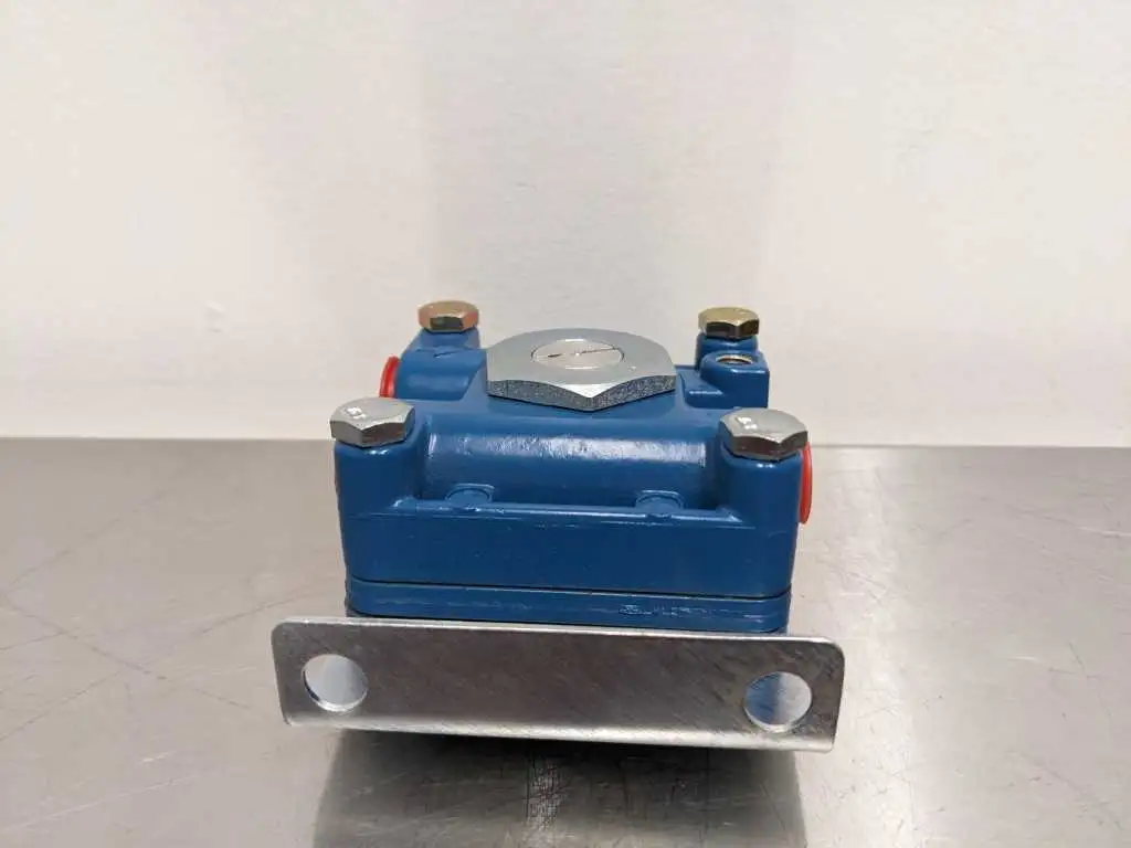 Robertshaw CR-100-A6 Pneumatic Amplifying Relay 1:6 Ratio 1/4" Female NPT - Image 4