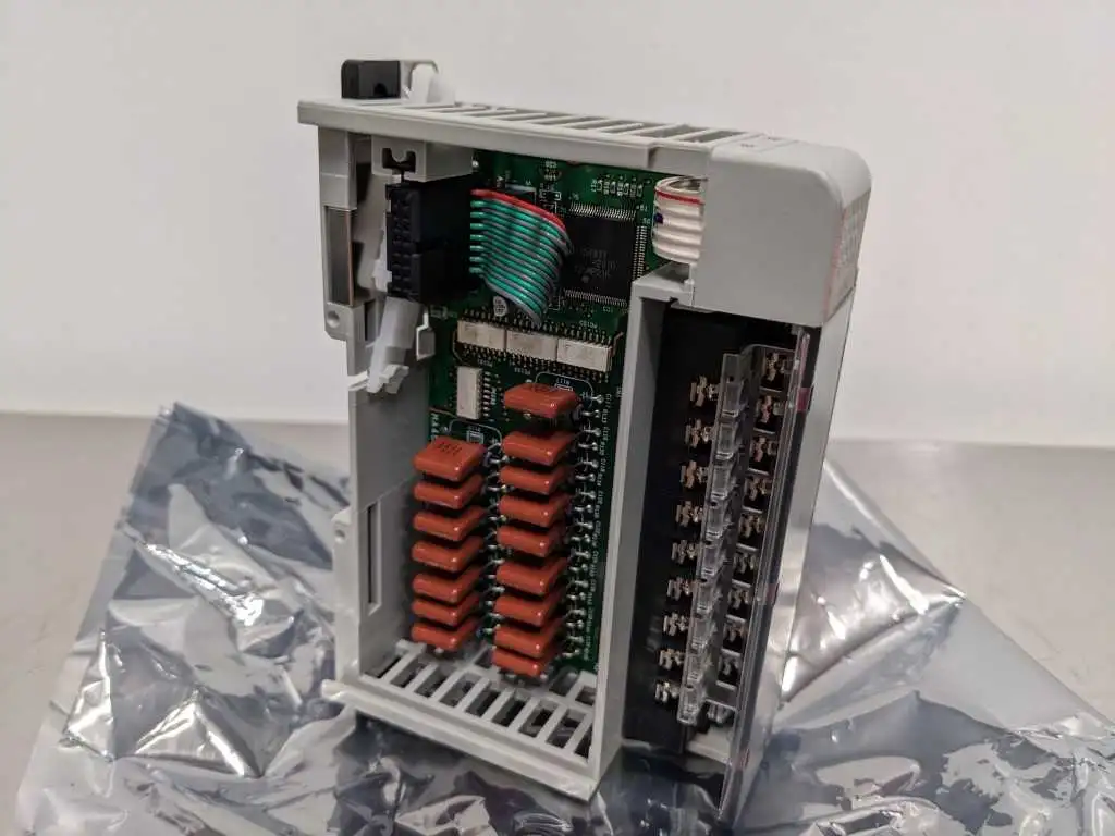 Allen-Bradley 1769-IA16 16 PT 120VAC Input Ser A FRM 3.1 95320734/02 - Image 6