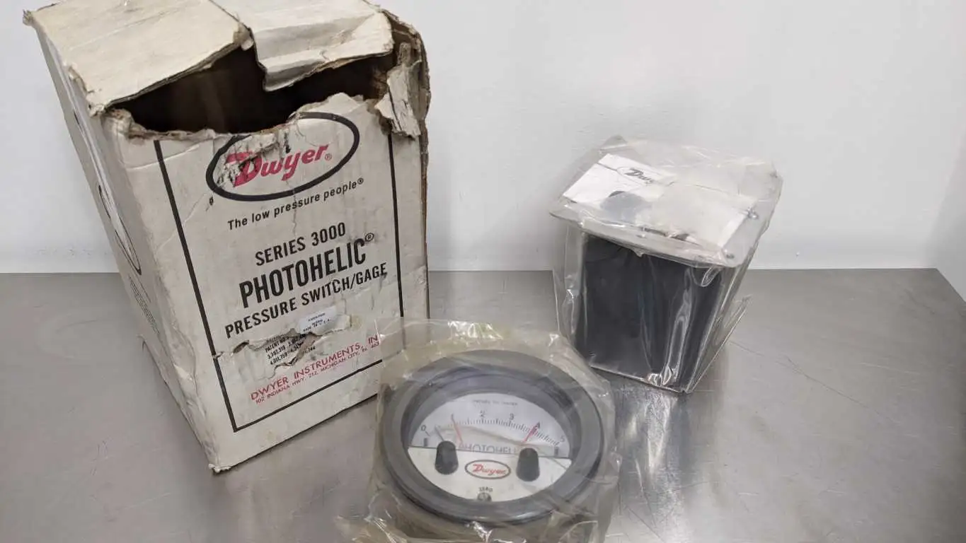 Dwyer A3005-RMR Photohelic Pressure Switch Gage Series 3000