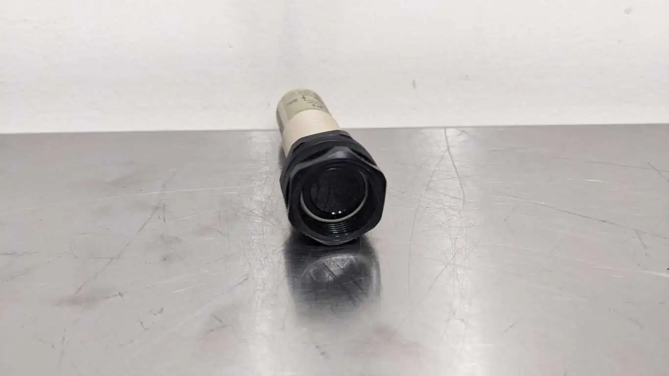 Omron E3F2-DS10B4-P1 Photoelectric Switch 10-30 VDC - Image 3