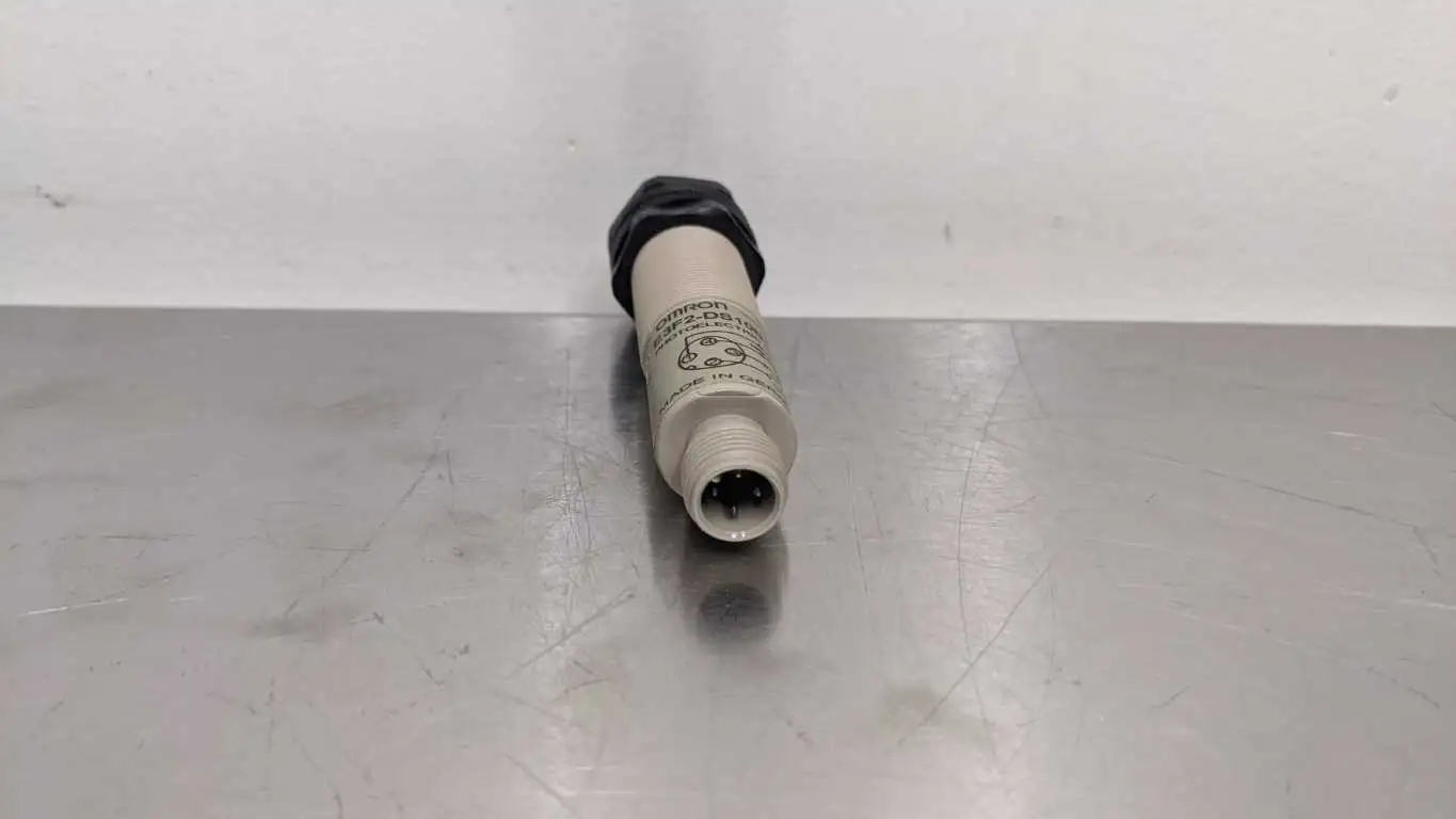 Omron E3F2-DS10B4-P1 Photoelectric Switch 10-30 VDC - Image 4