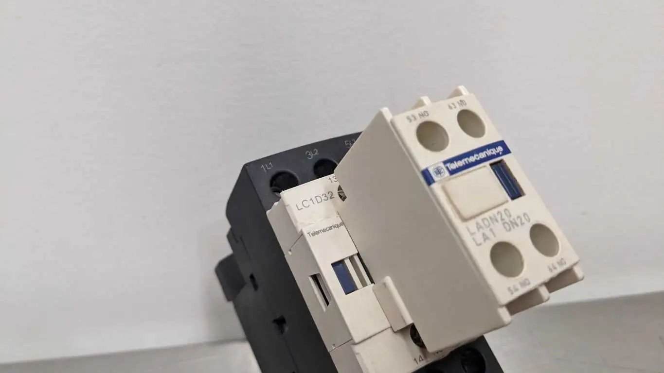 Telemecanique LC1D32G7 Motor Control Contactor LADN20 Contactor LAD4RCU Suppressor - Image 3