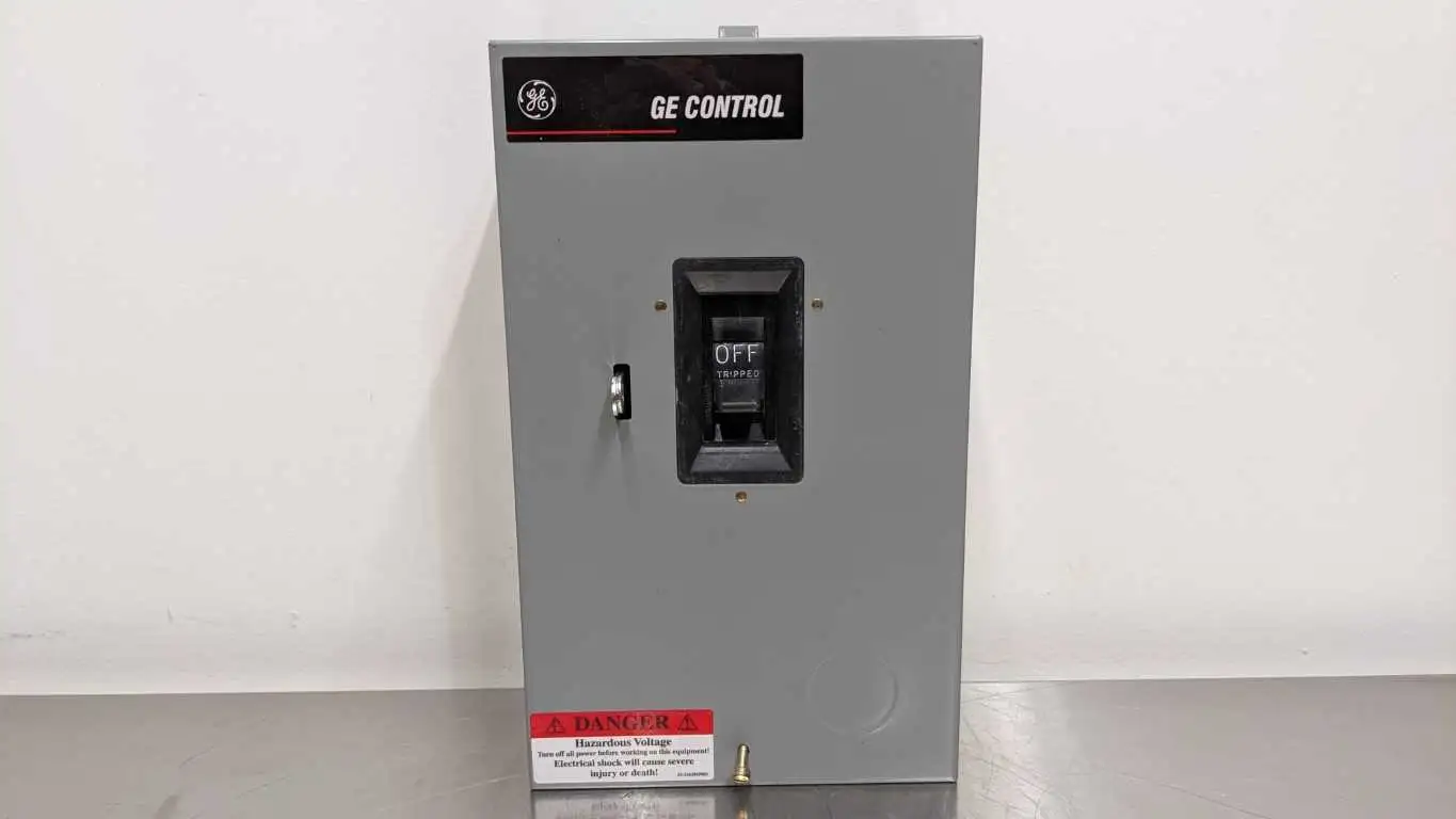 GE CR1062S2AAT2000 Manual Motor Starter Circuit Breaker 2 Poles 1 Overload NEMA Size M-1 - Image 2