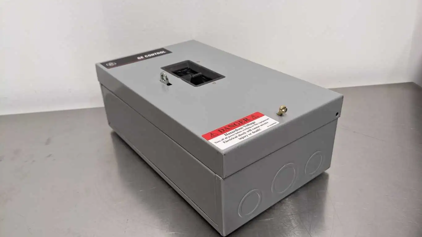 GE CR1062S2AAT2000 Manual Motor Starter Circuit Breaker 2 Poles 1 Overload NEMA Size M-1 - Image 3