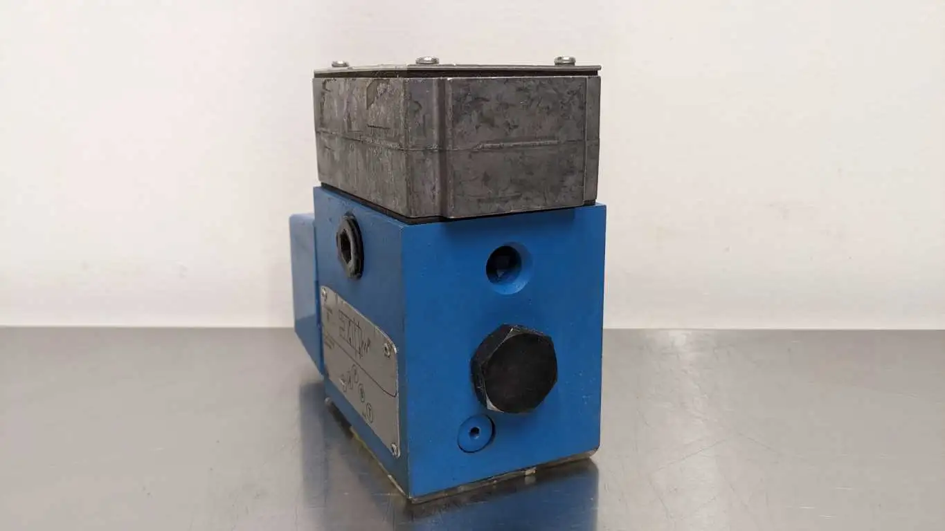 Vickers DG4S4W 012A B 60 Directional Control Valve Solenoid PN 868982 02-119767 - Image 8