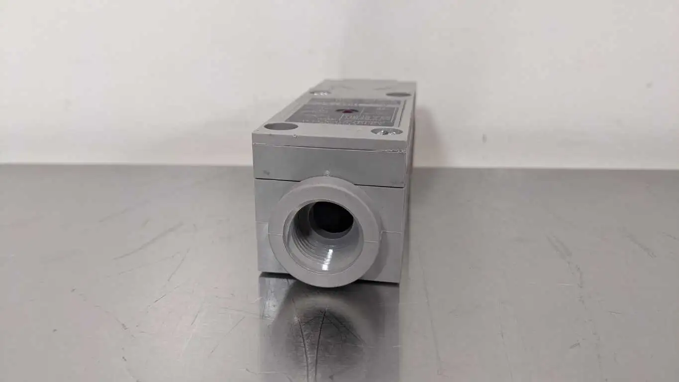Allen-Bradley 802PR-LAAH1 Self-Contained Proximity Switch Ser C 1/2-14 NPT Top Sensing - Image 3