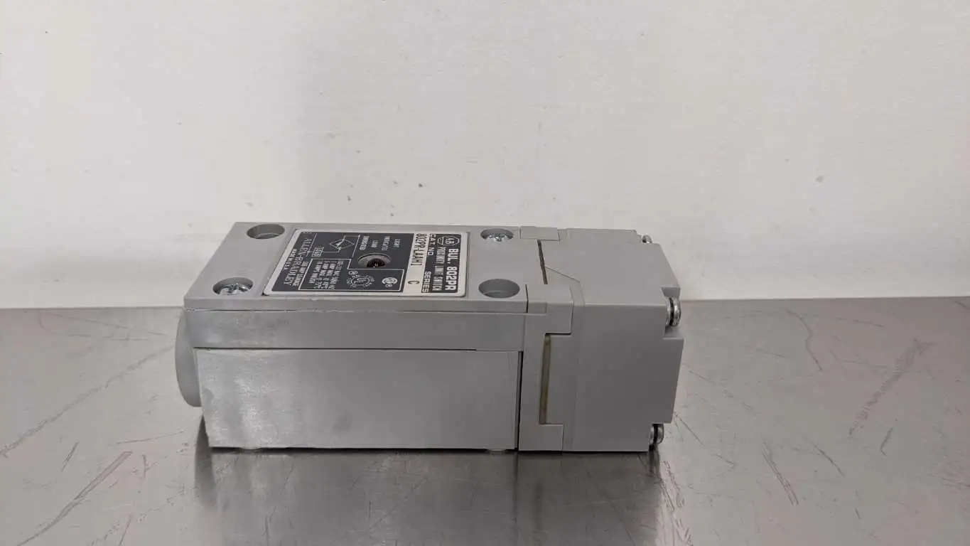 Allen-Bradley 802PR-LAAH1 Self-Contained Proximity Switch Ser C 1/2-14 NPT Top Sensing - Image 4