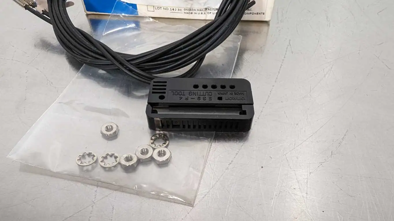 Omron E32-TC200 Photoelectric Sensor - Image 2