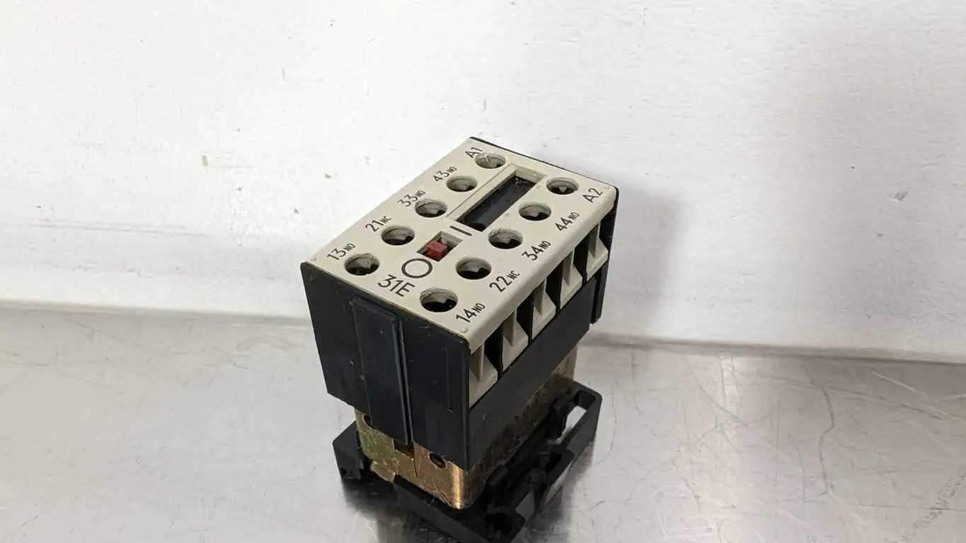 Siemens 3TJ1031-0BB4 Contactor 10A 24VDC 240VAC 10A 3 Pole 240VAC - Image 3