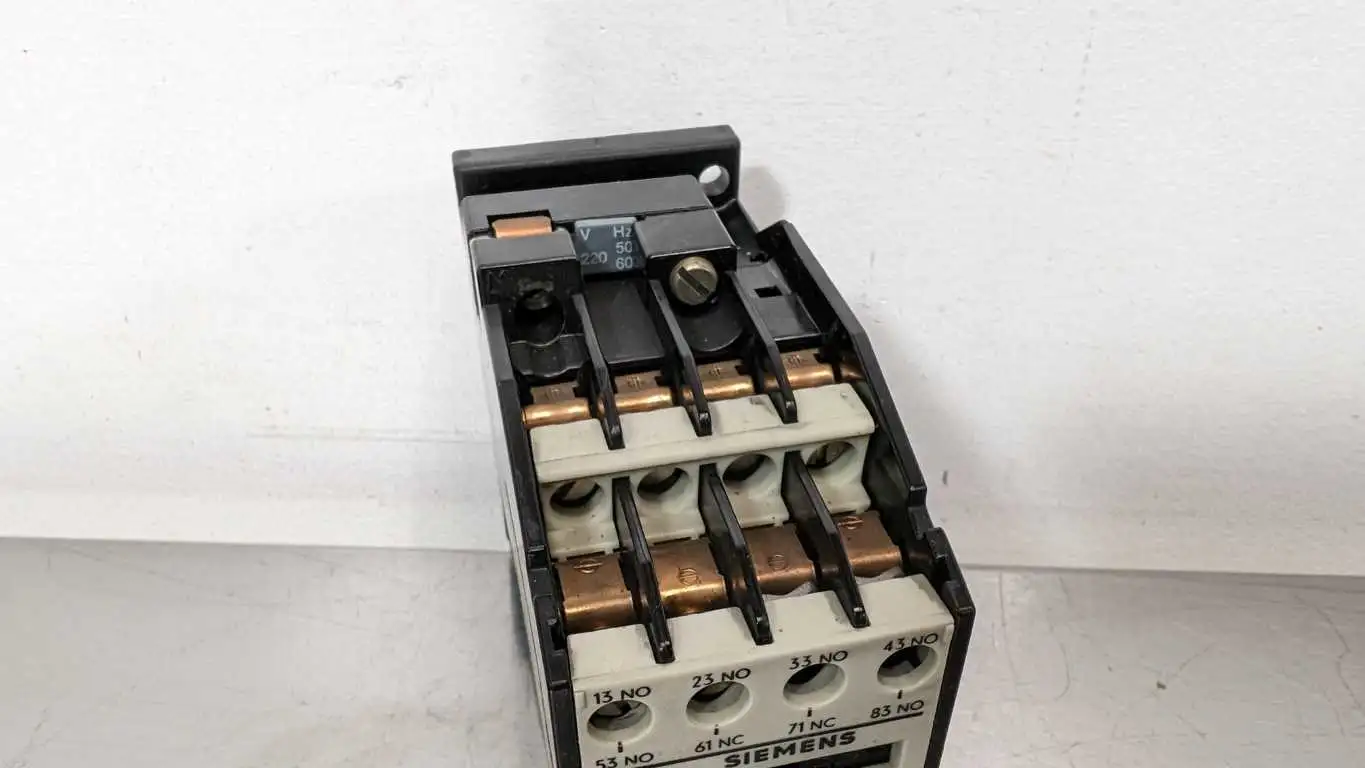 Siemens 3TH8262-0A Contactor 3TH8262-OA 220V Coil - Image 2