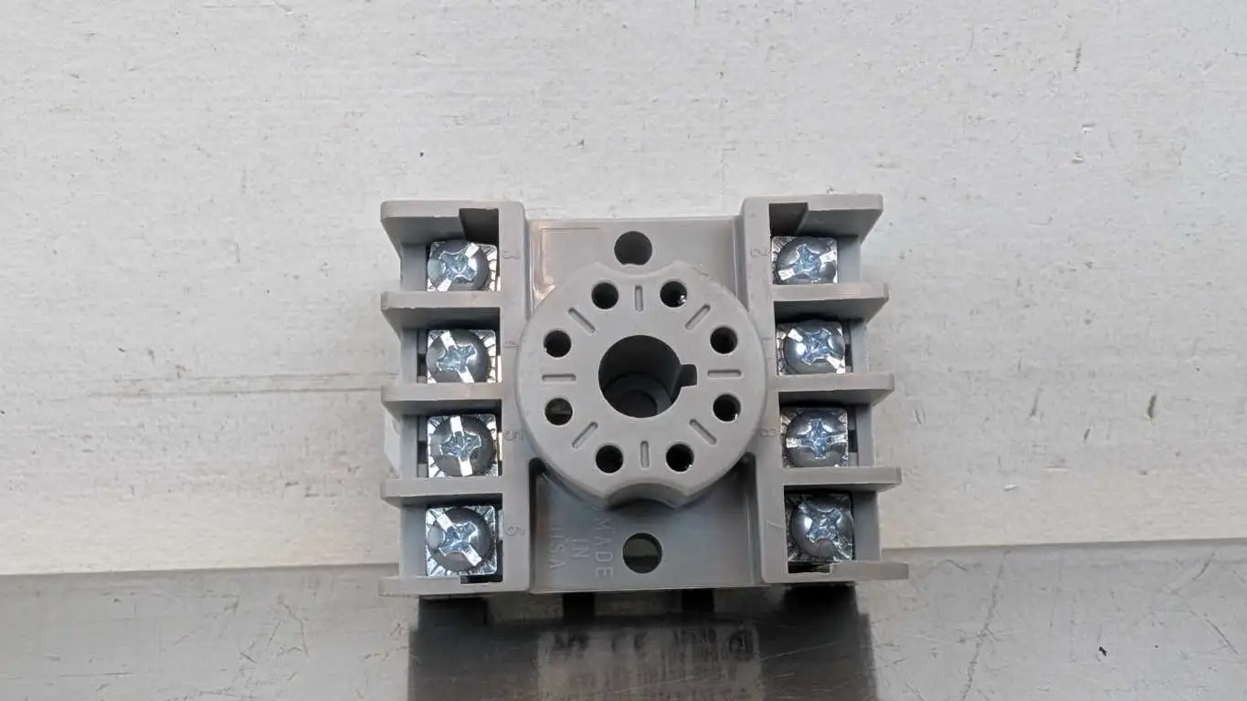 Allen-Bradley 700-HN125 Relay Base Ser A 8-Pin 600V 10A - Image 2