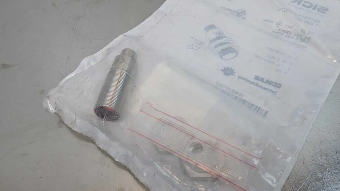 Sick MHTB15-P3367V Photoelectric Sensor 1 046 537 300mm 10-30VDC 100mA - Image 2