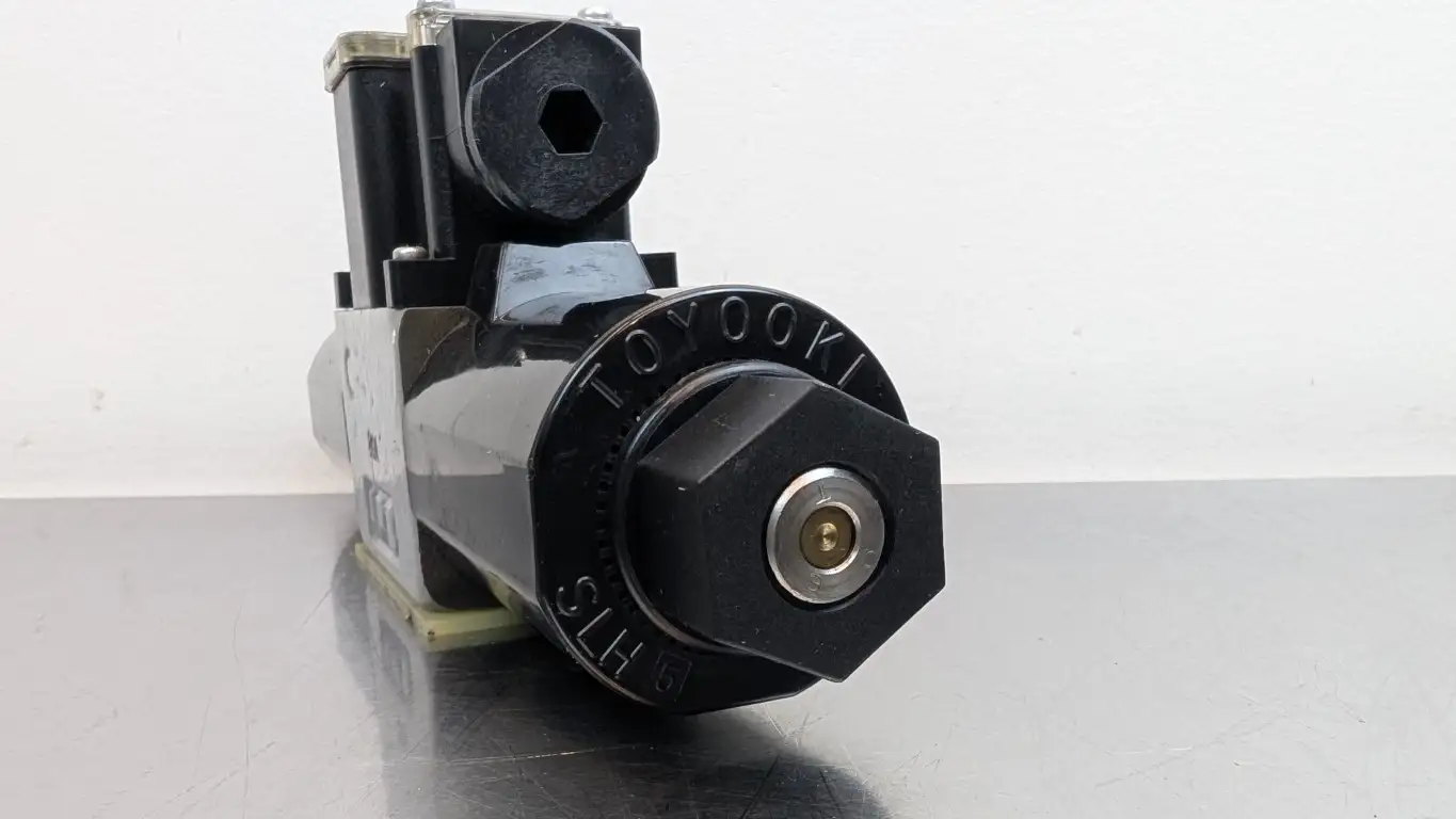 Toyooki HD3-3W-BGA-025B-WYD2 Solenoid Directional Control Valve 24VDC - Image 2