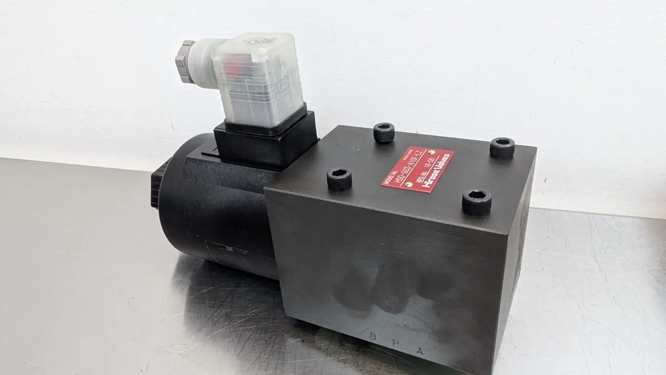 Hirose HS0-G03-A10F-LZ Solenoid Valve WR-32C-10 100VAC Coil - Image 3