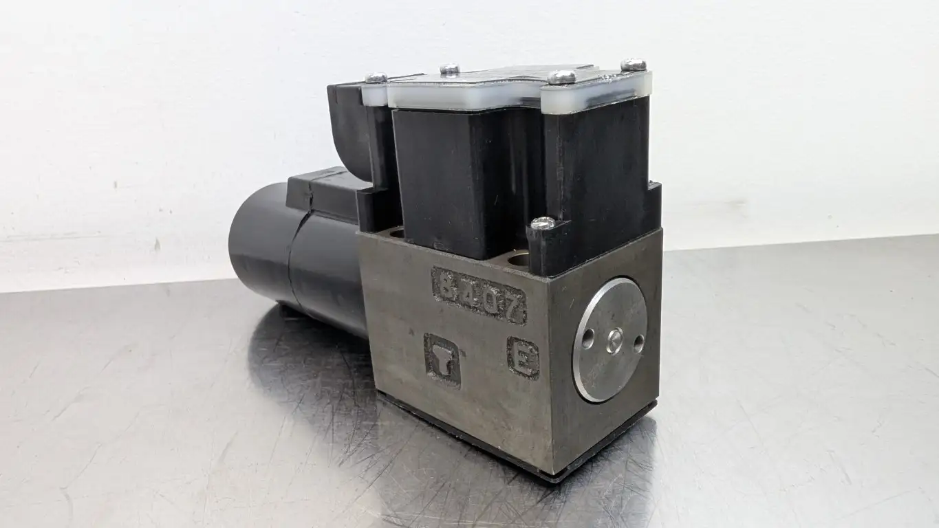 Nachi S-G01-C6-GRZ-D2-33 Solenoid Directional Control Valve 24VDC - Image 3