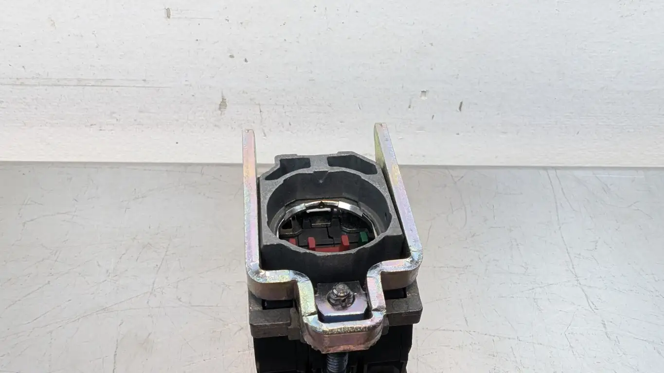 Schneider Electric ZB4 BZ141 Single Contact Block w/ Body Fixing Collar 1NO 2NC - Image 3