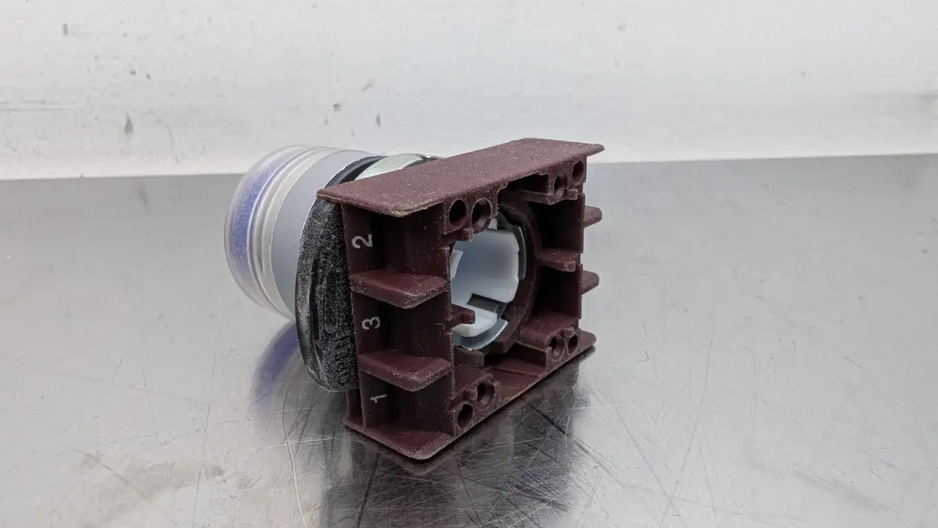 GE P9MPLLGD Momentary Standard Pushbutton Satin Chrome 22mm Blue - Image 3