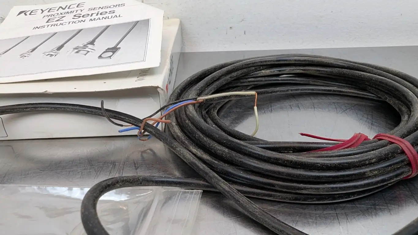 Keyence EZ-8M Proximity Sensor 1.5mm 12-24VDC 13mA - Image 3