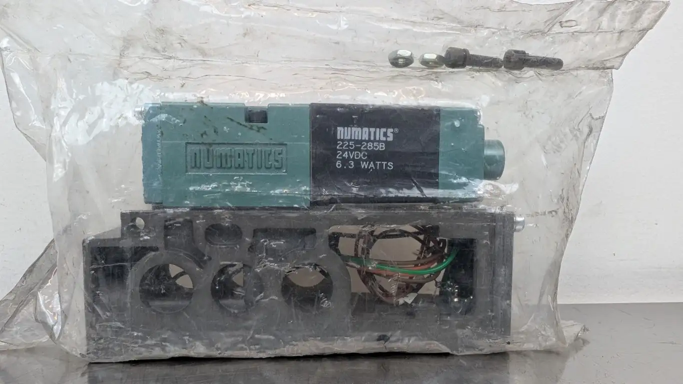 Numatics 082SA415M000061 Pneumatic Solenoid Valve 150PSIG 24VDC 0.25A 6.3W