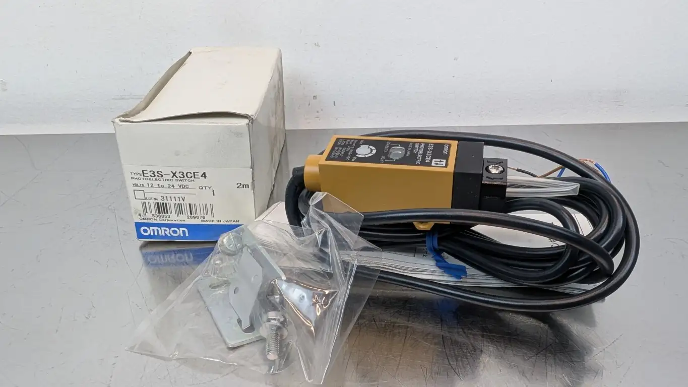 Omron E3S-X3CE4 Photoelectric Switch 2m 12-24VDC