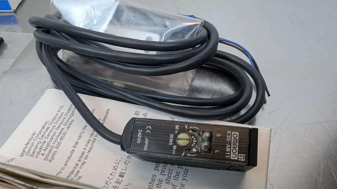 Omron E3S-AR11 Photoelectric Switch 2m 10-30VDC - Image 2