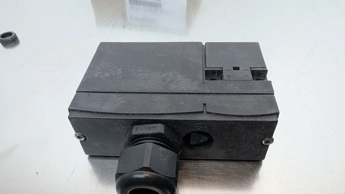 Schmersal AZM 170-02ZRK Safety Switch 101140795 24V AC/DC - Image 3