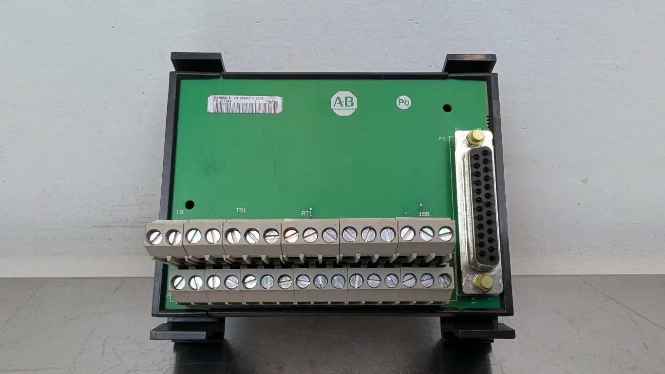 Allen-Bradley 1492-AIFM8S-3 Analog Interface Module Ser C 0-132V AC/DC