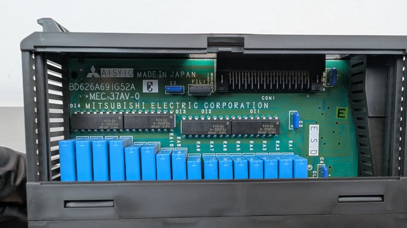 Mitsubishi A1SY10 Output Module 24VDC 240VAC 2A - Image 4