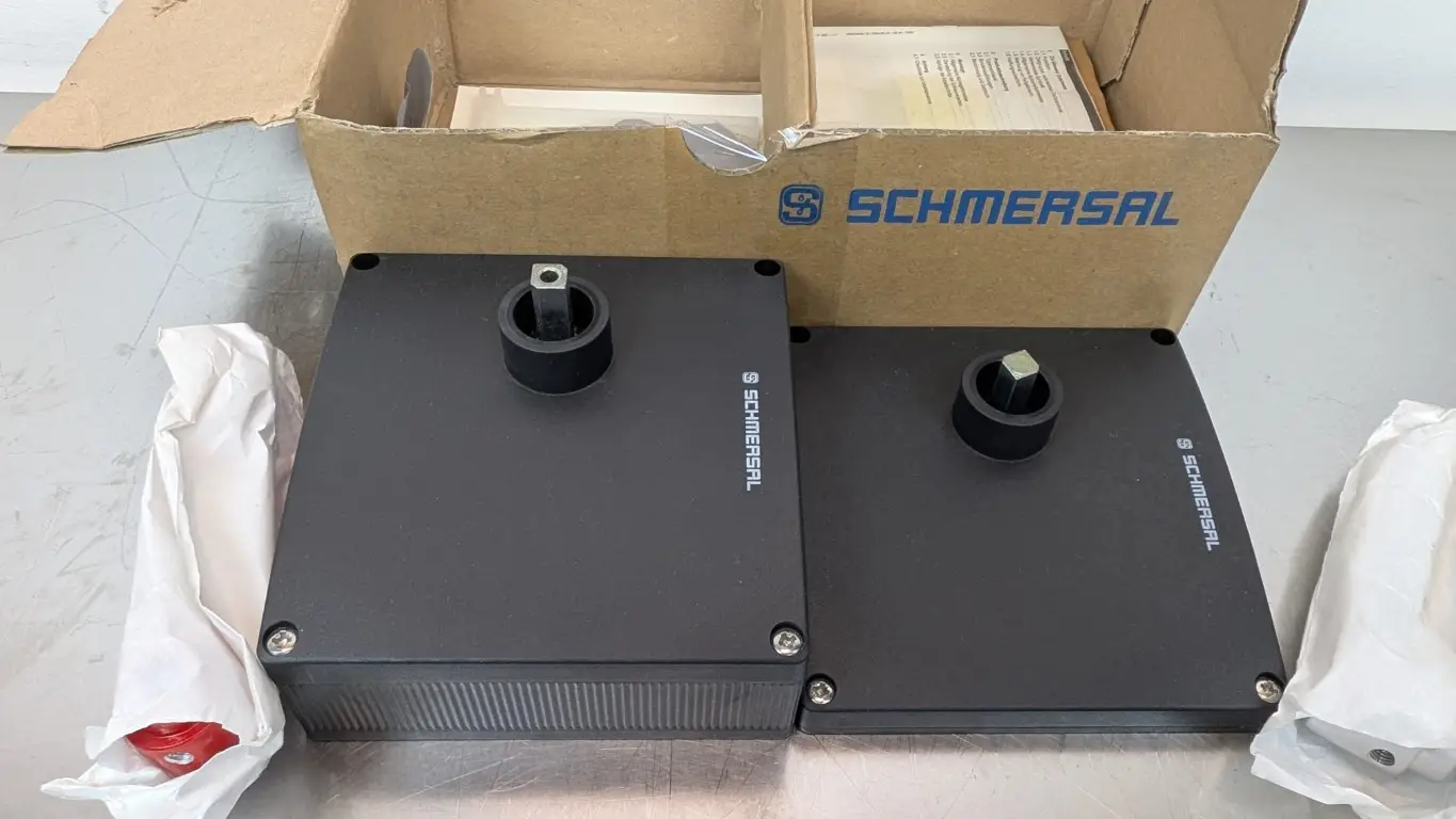 Schmersal 103013497 Safety Switch Actuator AZ/AZM201-B30-RTAG1P1 Handle/Emergency Handle - Image 2