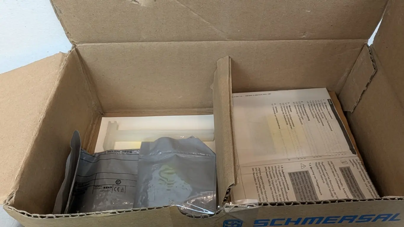 Schmersal 103013497 Safety Switch Actuator AZ/AZM201-B30-RTAG1P1 Handle/Emergency Handle - Image 5