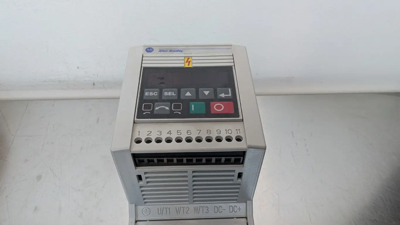 Allen-Bradley 160-AA08NSF1P1 Variable Spead Drive Ser C FRM 7.06 200-240VAC 9.4A to 200-230 8A 0-240Hz 2 HP - Image 3