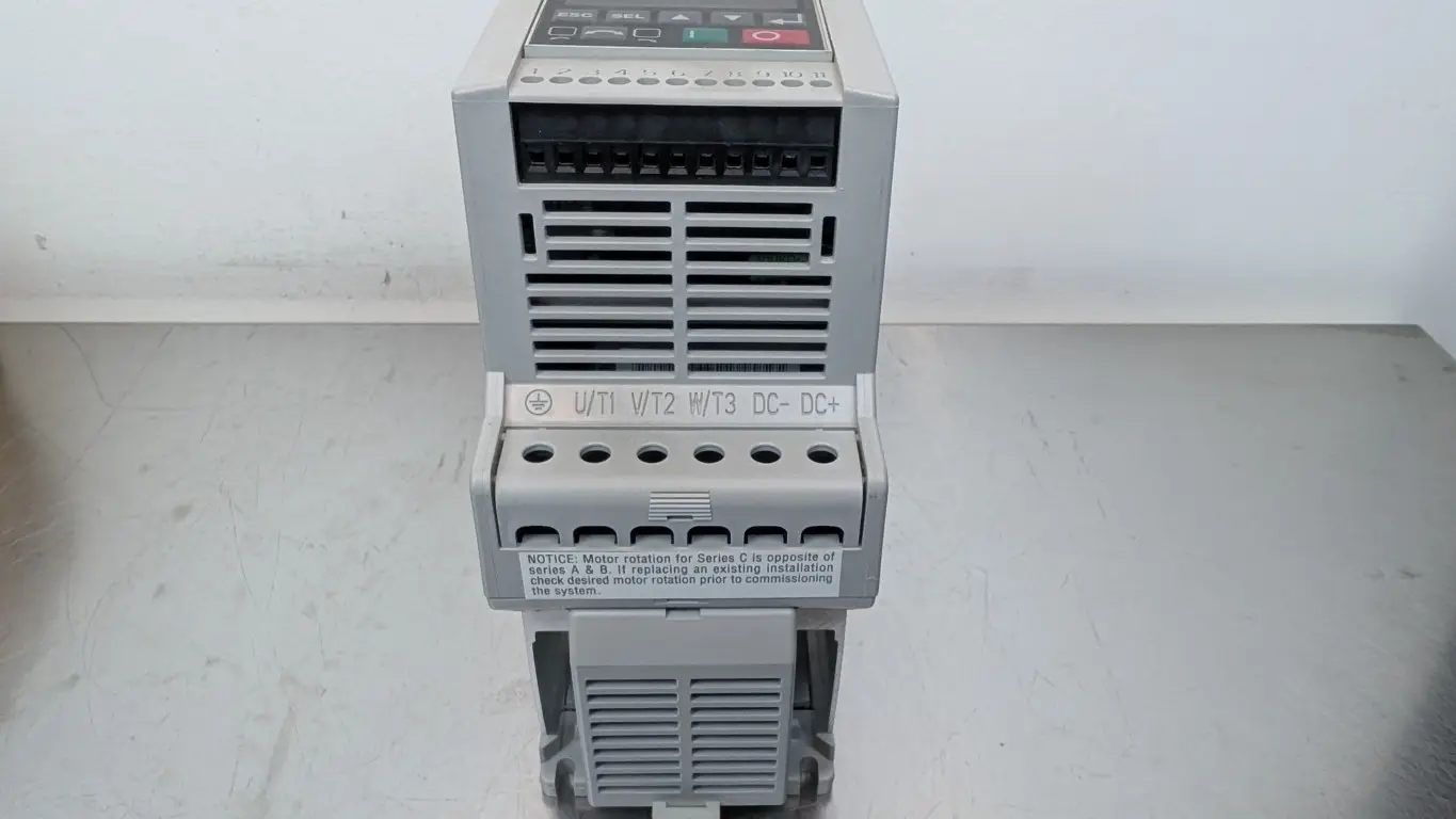 Allen-Bradley 160-AA08NSF1P1 Variable Spead Drive Ser C FRM 7.06 200-240VAC 9.4A to 200-230 8A 0-240Hz 2 HP - Image 4