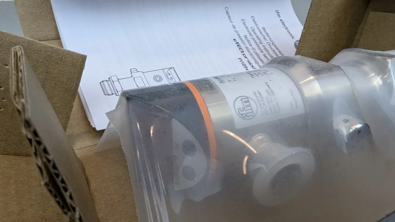 IFM Efector PI1098 Flush Pressure Sensor with Display PI-,25BRES30-E-ZVG/US/ /P 20-32VDC -0.0124-0.25 bar - Image 2