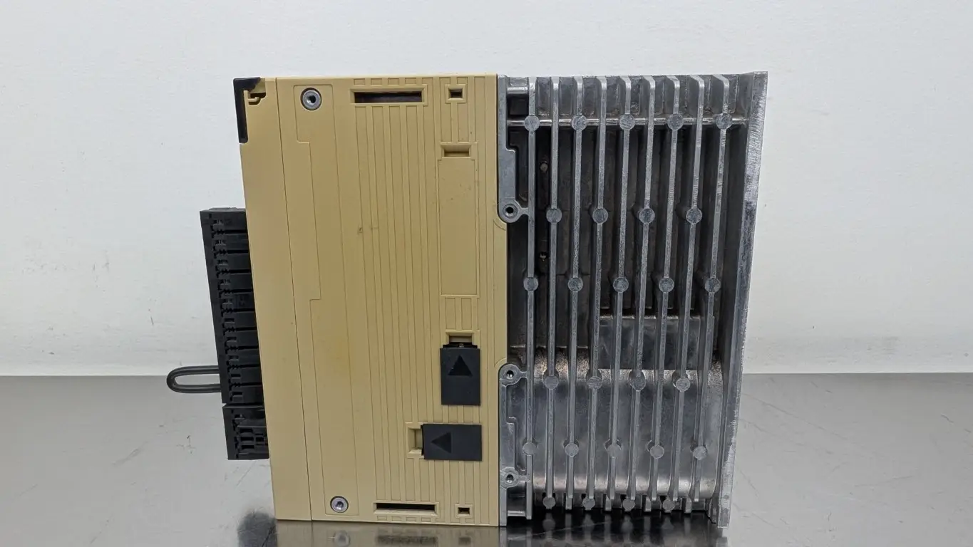 Yaskawa SGDV-2R8A11B AC Servo Drive 200-230VAC 2A to 0-230VAC 2.8A 400W 0-400Hz - Image 3