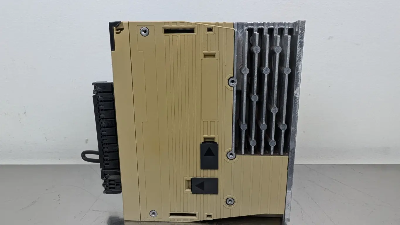 Yaskawa SGDV-R90A11B AC Servo Drive 200-230VAC 0.5A to 0-230VAC 0.91A 100W 0-400Hz - Image 3