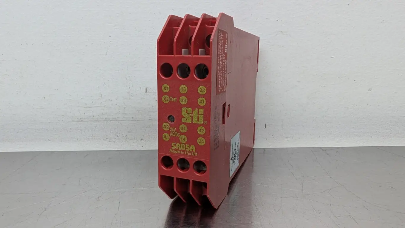 STI Omron 44510-0300 Safety Relay SR05A 24V AC/DC Guard Master