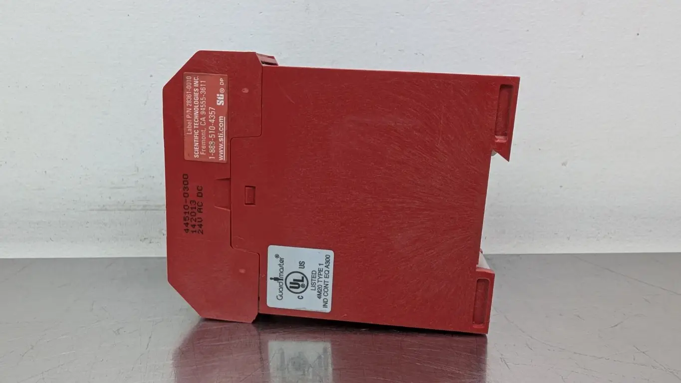 STI Omron 44510-0300 Safety Relay SR05A 24V AC/DC Guard Master - Image 2