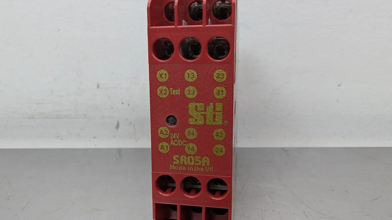 STI Omron 44510-0300 Safety Relay SR05A 24V AC/DC Guard Master - Image 4